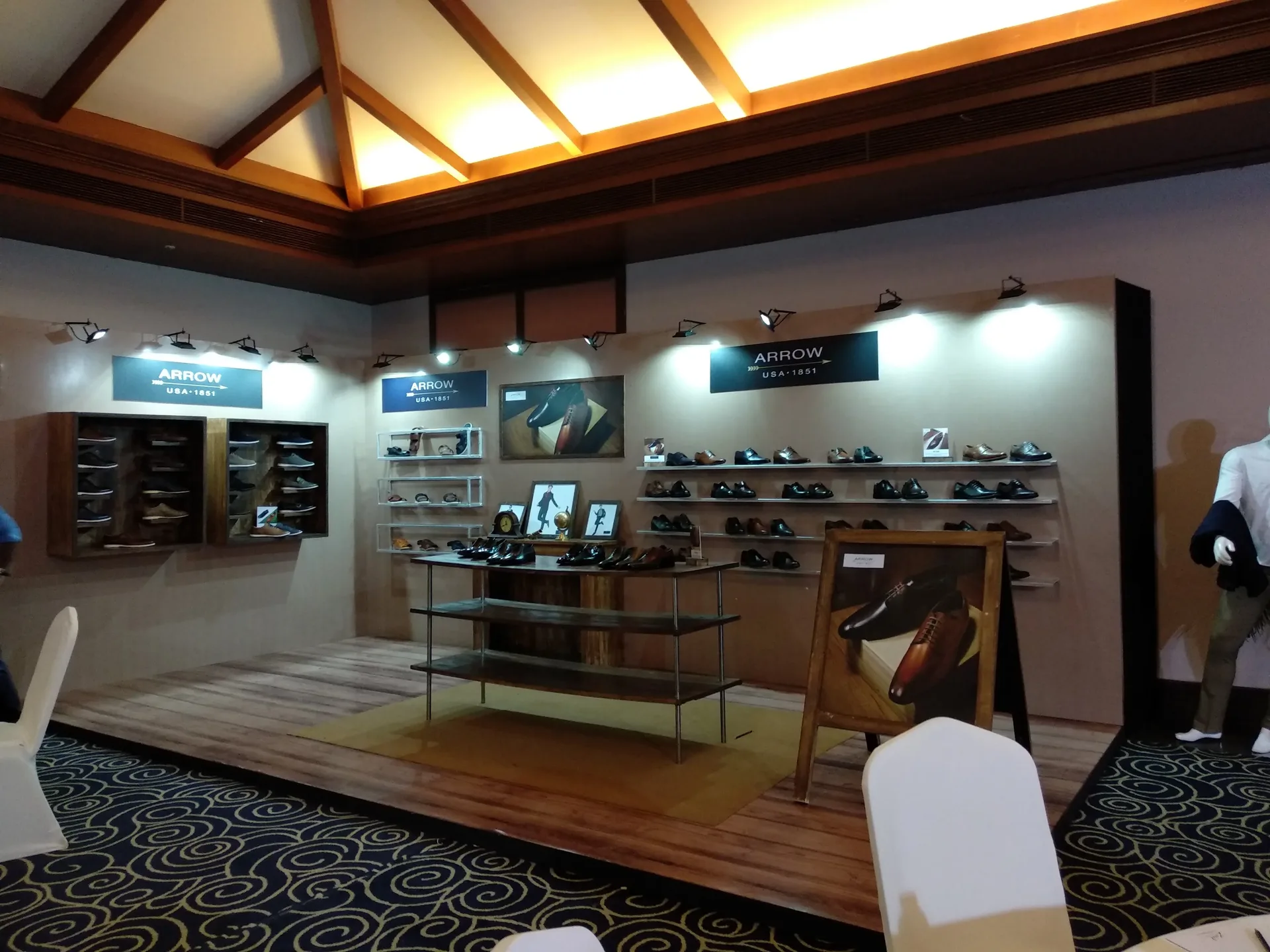 Footwear merchandise display wall