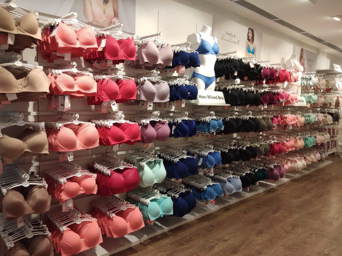 Zivame in-store merchandise display system by Divya Vandal, view 28