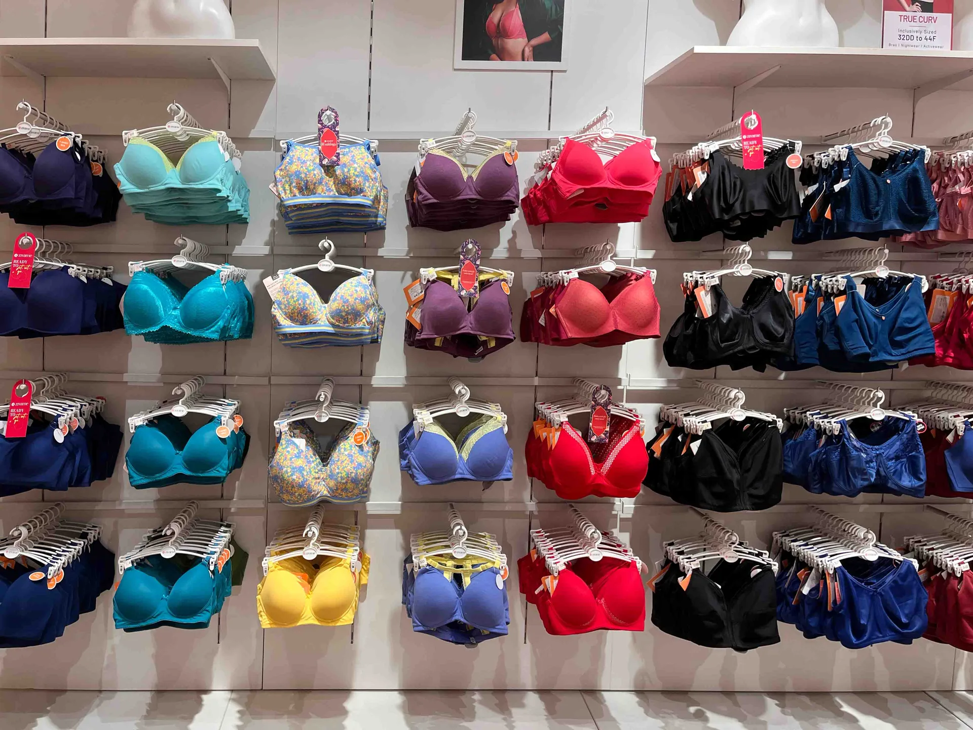 Zivame in-store merchandise display system by Divya Vandal, view 18